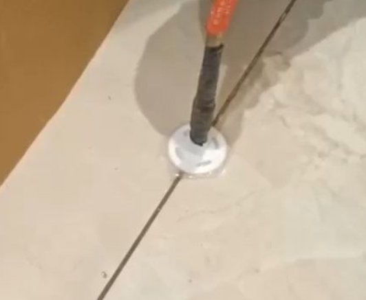 泸州市瓷砖空鼓维修公司专业解答瓷砖在铺贴过程中，如果没有涂抹均匀到位的粘结材料（如水泥砂浆或瓷砖胶），可能会导致以下问题