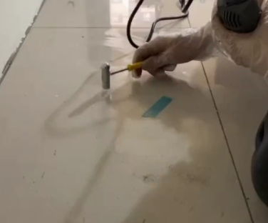 泸州市瓷砖开裂维修公司专业分享瓷砖在铺贴前如果没有沥干水分，将会导致以下问题